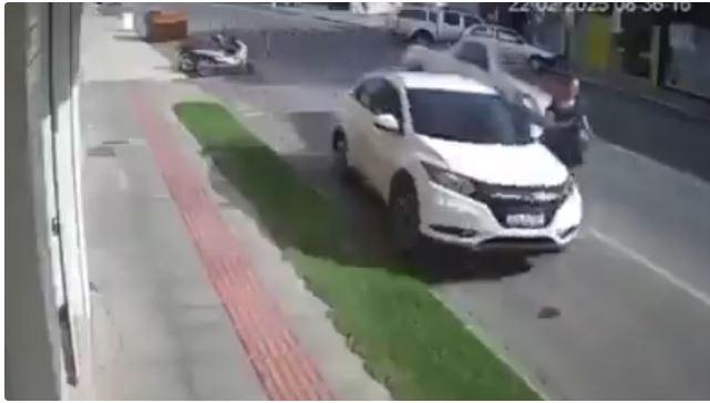 Mulher escapa por poucos centímetros de grave acidente em SC