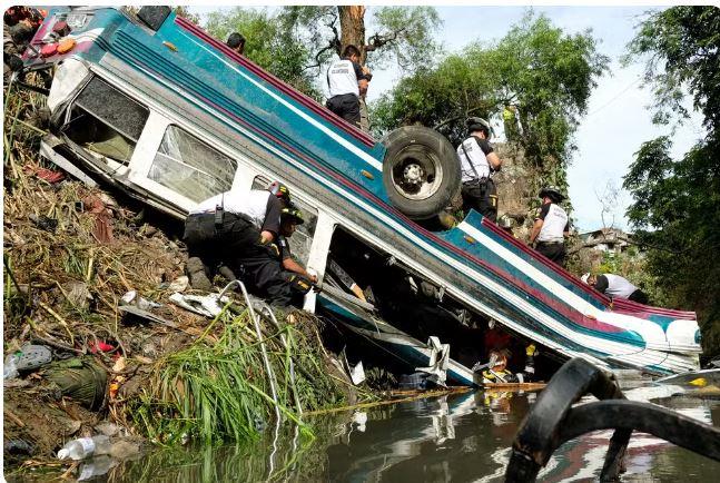 Ônibus cai de ponte e deixa mais de 50 mortos na Guatemala