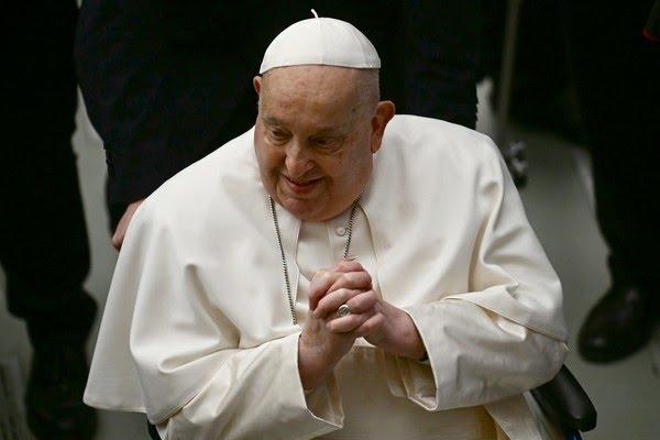 Papa teve crise isolada de broncoespasmo e agravamento repentino do quadro respiratório