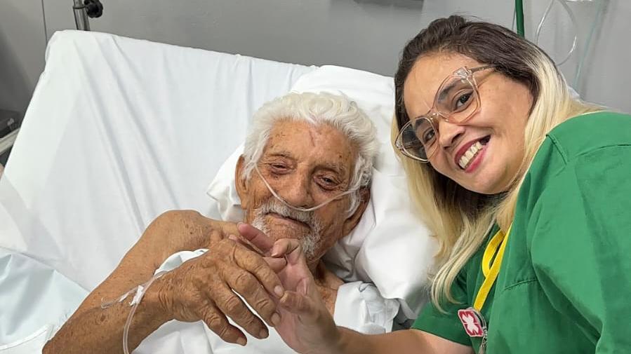 Técnica de enfermagem cuida, brinca, dança e faz amizade com paciente de 109 anos em UPA de Fortaleza