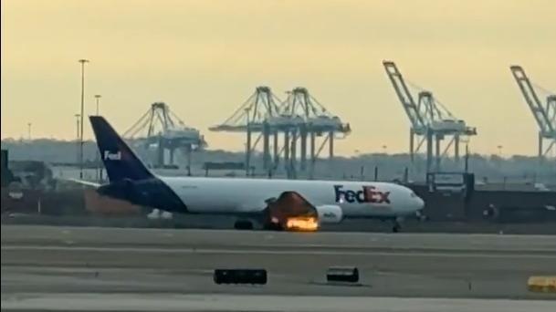 Avião faz pouso de emergência nos EUA após colidir com pássaro; veja vídeo