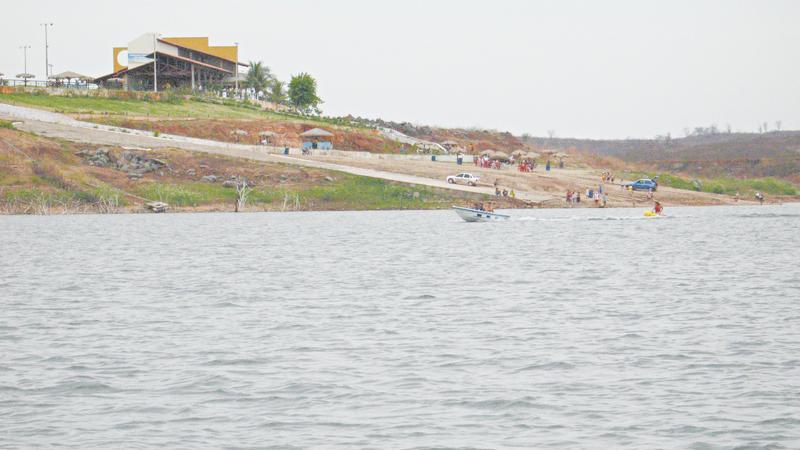 Balsa com oito passageiros tomba em açude de Iguatu no Ceará