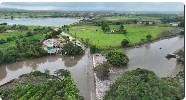 Barragem rompe em Acopiara, no interior do Ceará e trecho de rodovia é interditado