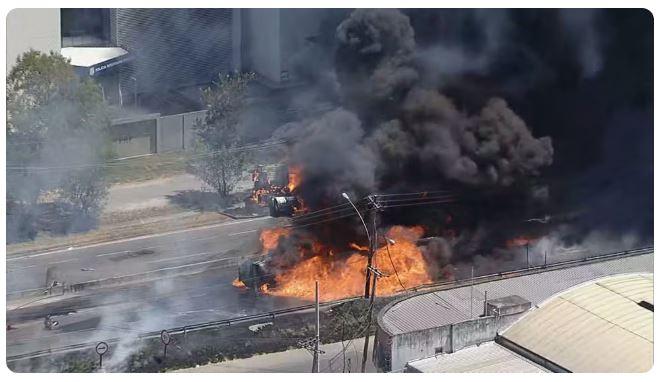Caminhão-tanque pega fogo após colidir na pista lateral da Rodovia Presidente Dutra, sentido São Paulo
