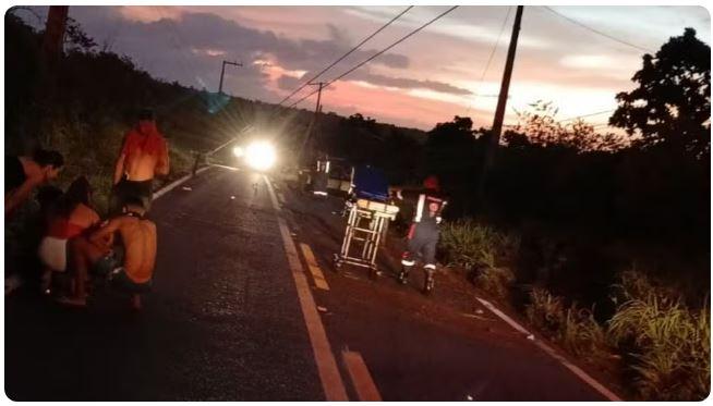 Carro perde o controle, capota, derruba poste e deixa feridos na rodovia CE-153, no município de Cascavel