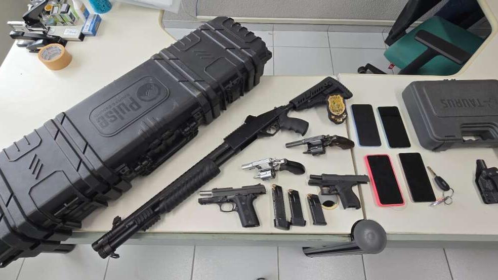 Cinco armas de fogo que seriam entregues a facção criminosa no Interior do Ceará são apreendidas em Fortaleza