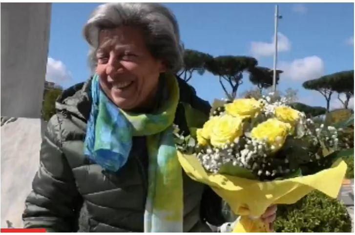 Conheça a 'senhora das flores amarelas' que recebeu recado do papa Francisco