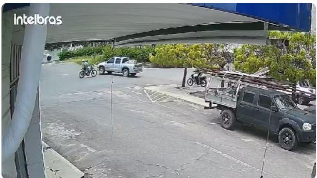 Idosa morre após moto conduzida pelo filho bater em caminhonete em Iguatu no Ceará