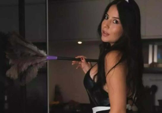 Influencer faz faxina pelada e ganha R$ 40 mil por mês