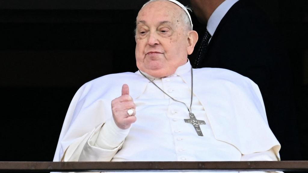 Médicos de papa Francisco teriam cogitado parar tratamento em meio a estado crítico de saúde