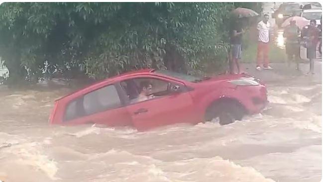 Motorista fica preso dentro de veículo em meio a correnteza durante forte chuva em Juazeiro do Norte
