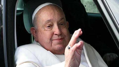 Novo boletim desta terça (4) diz que Papa não tem episódios de insuficiência respiratória e faz fisioterapia