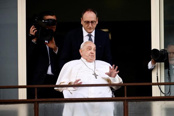 Papa Francisco acena para fiéis e deixa o hospital após quase 40 dias internado