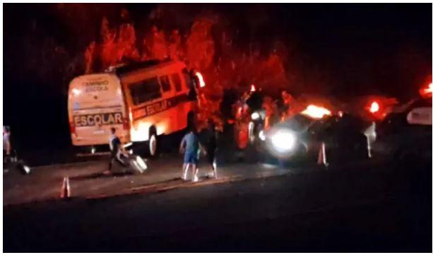 Acidente com ônibus escolar deixa quatro mortos da mesma família na BR-369, no Paraná