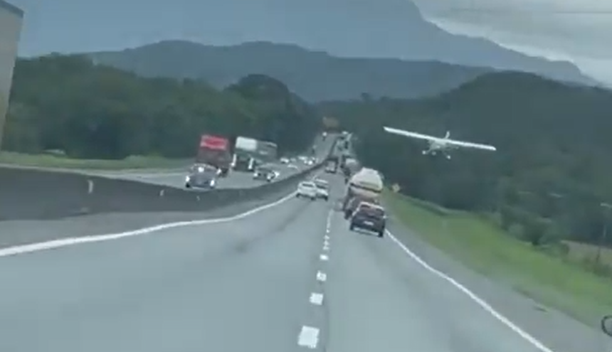 Avião monomotor faz pouso forçado em meio ao trânsito da BR-101, em Santa Catarina
