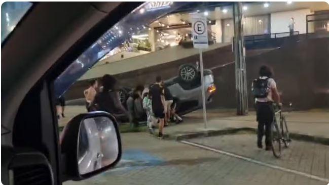 Carro que levava hóspedes capota na frente de hotel na Beira-Mar de Fortaleza