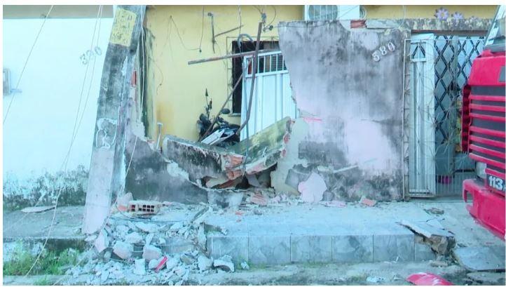 Criança solta freio de mão e caminhão bate em muro em Fortaleza