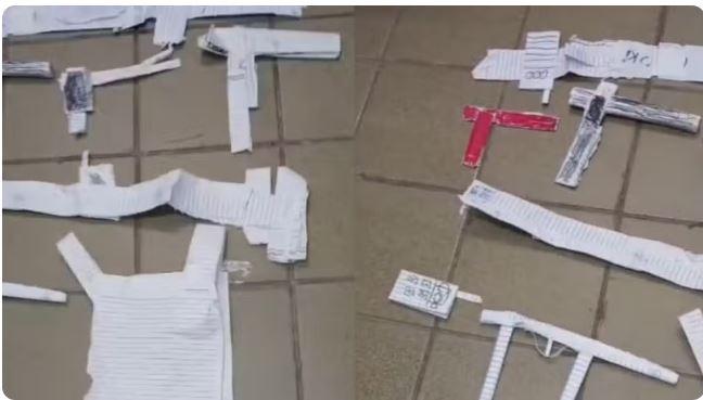 Crianças fazem armas de papelão com símbolo de facção em escola de Baturité, após professor propor atividade para 'usarem criatividade'