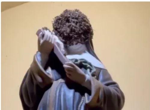Enxame de abelhas cobre rosto de santa em igreja do interior de SP