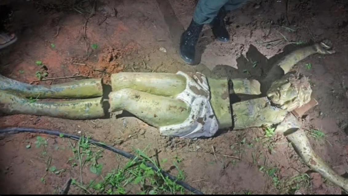 Estátua de Cristo Redentor em praia no CE é destruída e enterrada em quintal