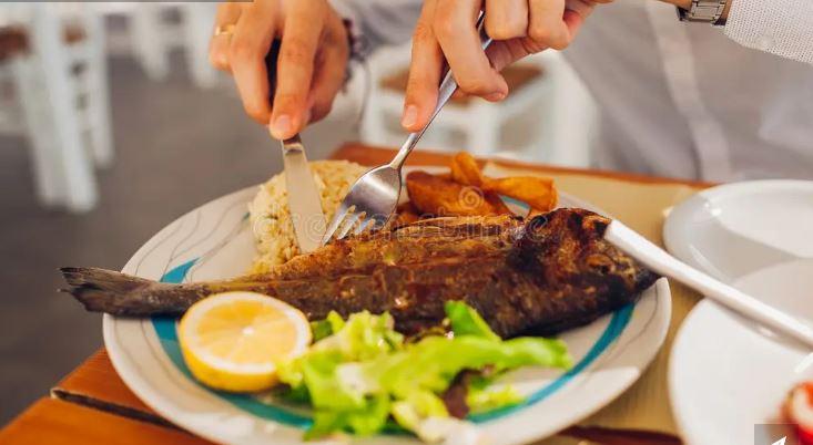 Homem morre em hospital de Fortaleza, após engasgar com peixe e engolir pedra para tentar retirar espinha