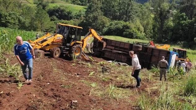 Ônibus com alunos e professores da UFSM capota no RS; há mortos e feridos