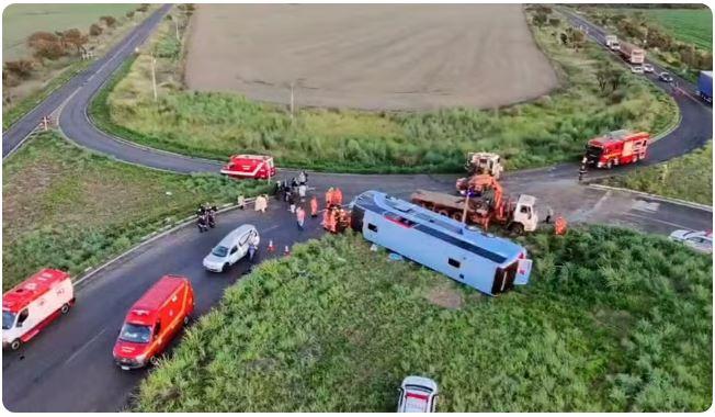 Ônibus tomba com 50 passageiros e deixa dez mortos na MG-223