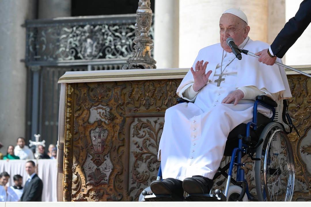 Papa Francisco faz primeira aparição após voltar ao Vaticano e cumprimenta fiéis: 'Bom domingo a todos'