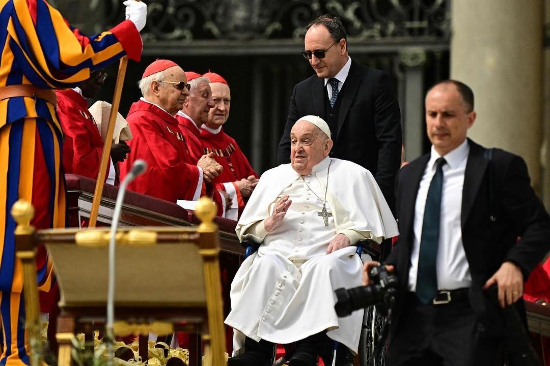 Papa Francisco faz surpresa e aparece na missa do Domingo de Ramos no Vaticano: 'Feliz Semana Santa'
