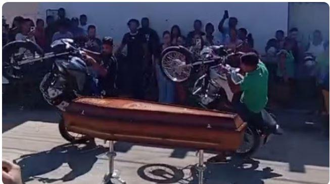 Pilotos dão 'grau' em velório de motociclista que praticava a manobra e morreu em acidente de moto em Juazeiro do Norte no Ceará