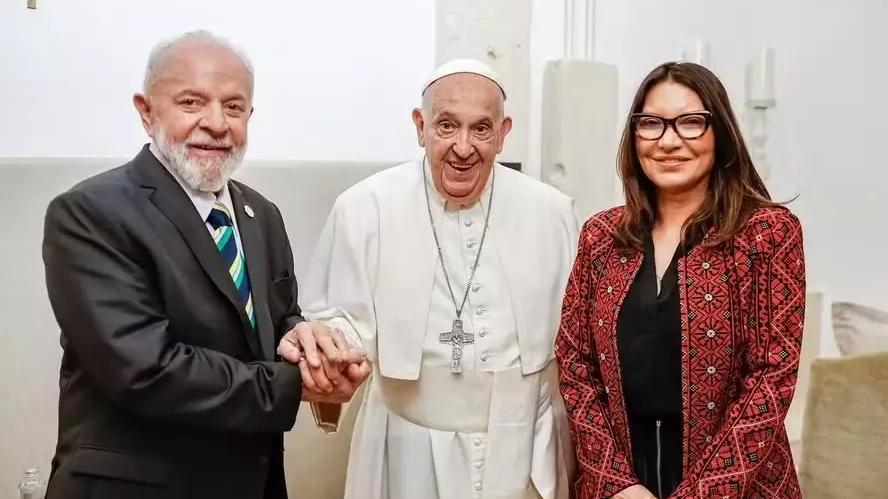Presidente Lula e a primeira dama Janja irão ao funeral de Papa Francisco em Roma; data será definida