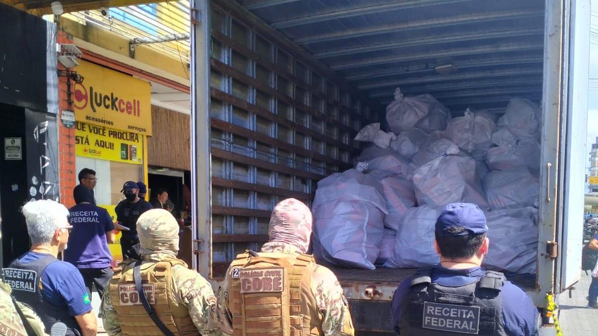 Receita Federal apreende duas toneladas de produtos irregulares no Centro de Fortaleza