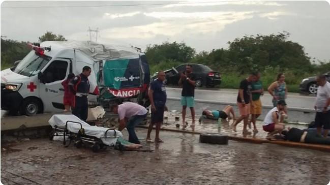 Acidente com ambulância deixa quatro feridos em Sobral, no Ceará e 2ª ambulância tomba a caminho de socorro