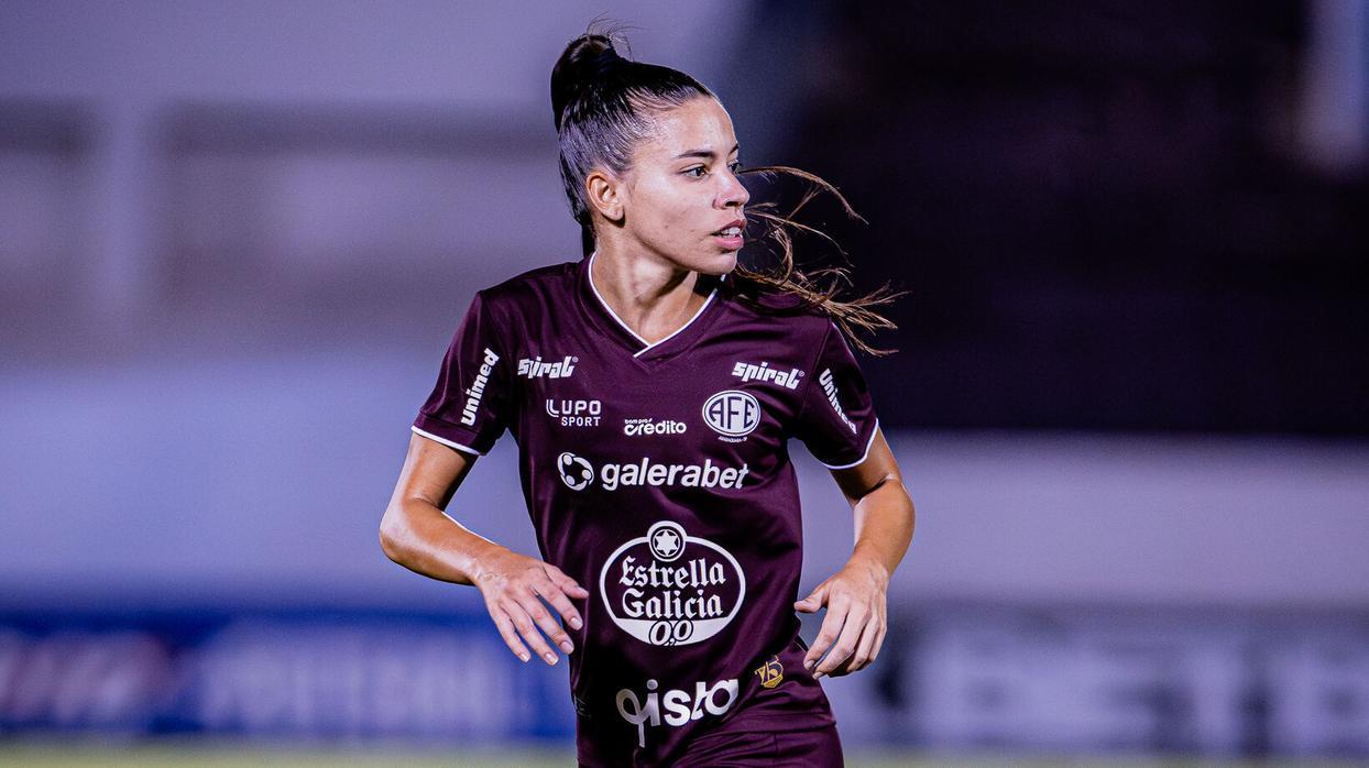 Atleta cearense vive expectativa por jogo ao lado de Marta na Seleção Brasileira: 'Não caiu a ficha'