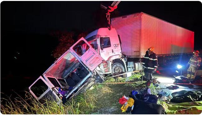 Batida entre carreta e van deixa nove pessoas mortas na BR-251, em Grão Mogol, no Norte de Minas
