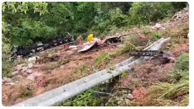 Carreta carregada de café cai em ribanceira na cidade de Jati, no interior do Ceará e tem carga saqueada