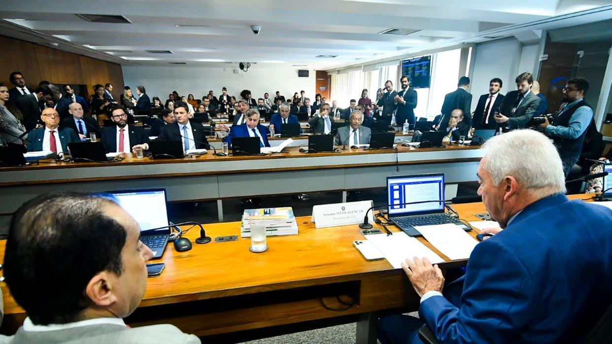 CCJ do Senado aprova fim da reeleição e propõe mandato de cinco anos; entenda