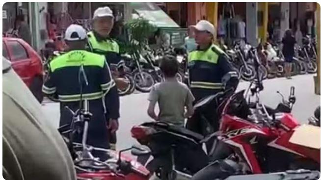 Criança de 11 anos é flagrada conduzindo moto em Russas no interior do Ceará