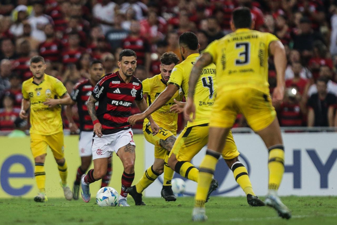 Flamengo vence no sufoco e avança às oitavas da Libertadores em 2º lugar