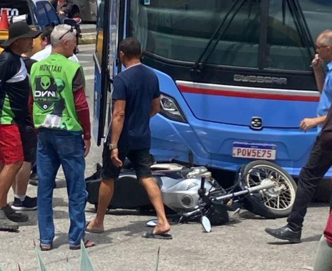 Grave acidente com ônibus da empresa Guanabara é registrado no Centro de Quixadá