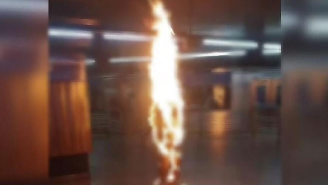 Homem ateia fogo no próprio corpo na estação São Bento, em São Paulo