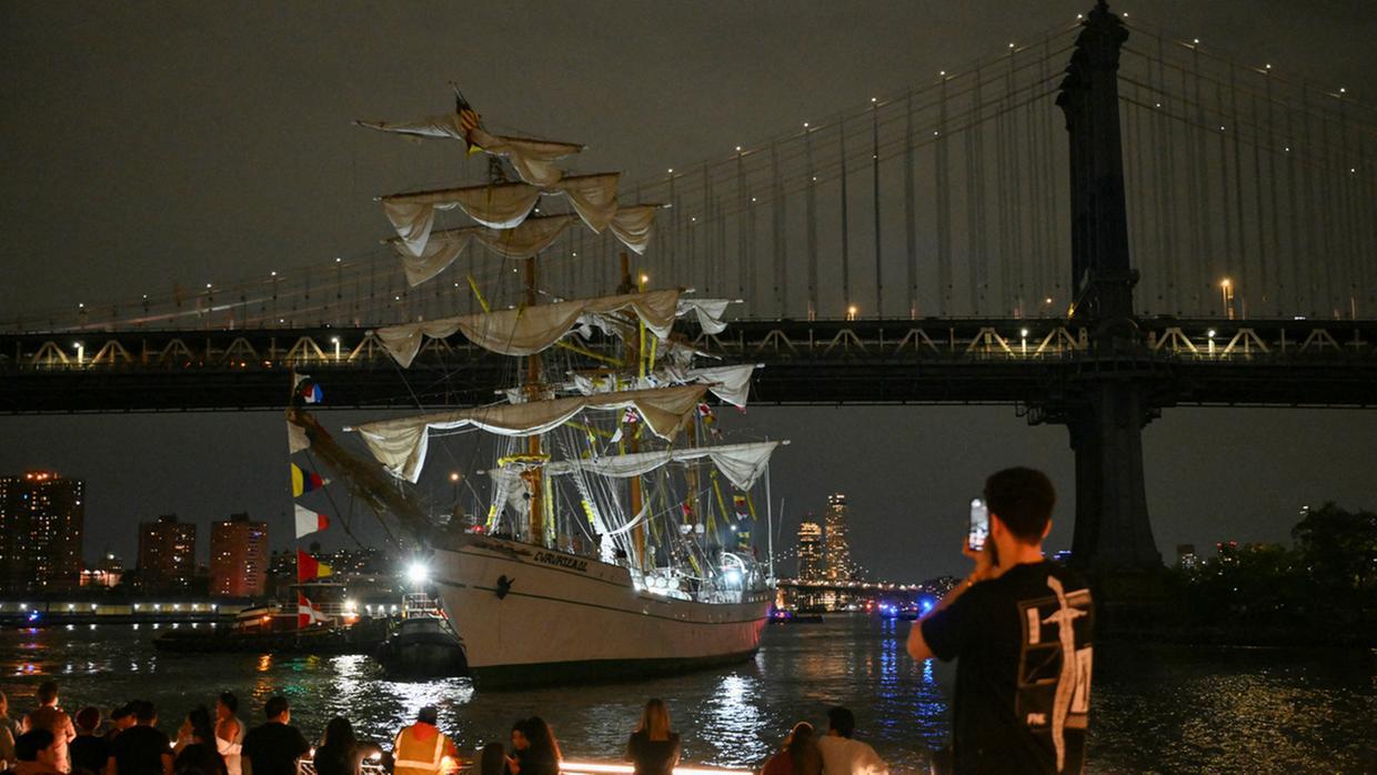 Navio mexicano bate em ponte em Nova Iorque e deixa dois mortos