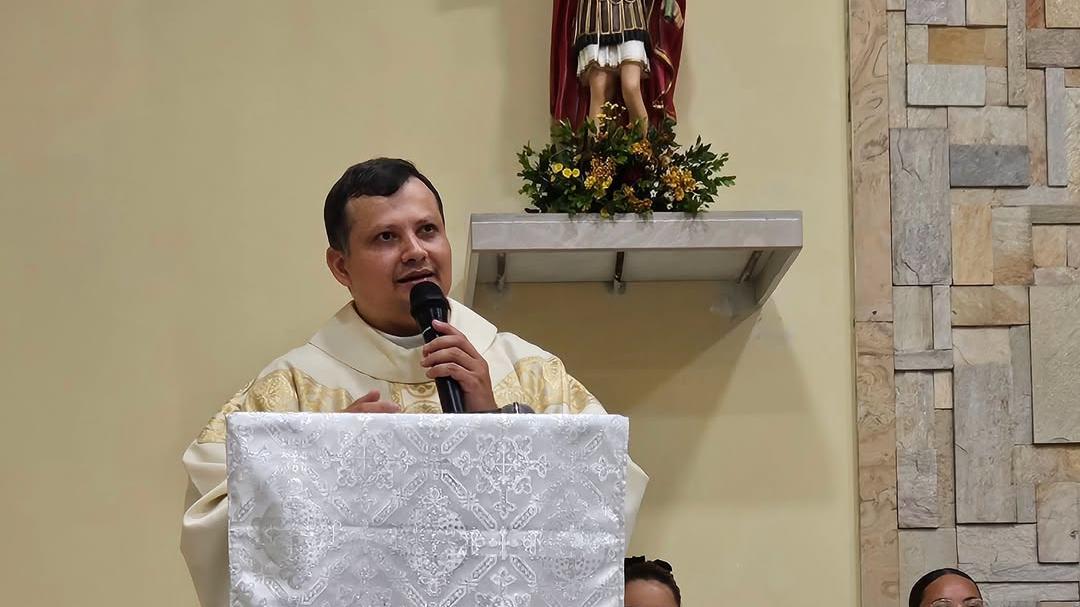 Padre dado como desaparecido é encontrado preso no telhado de casa em Alagoas