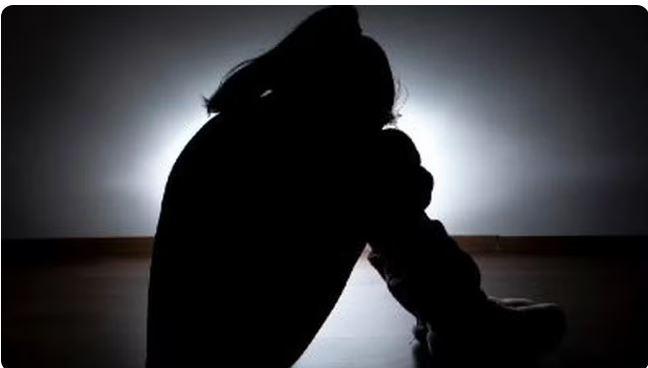 Pai puxa cabelo e derruba filha adolescente em Quixeramobim, no interior do Ceará