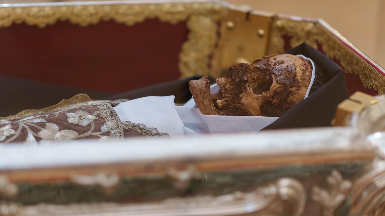 Restos mortais de Santa Teresa são expostos na Espanha após 443 anos da morte da religiosa