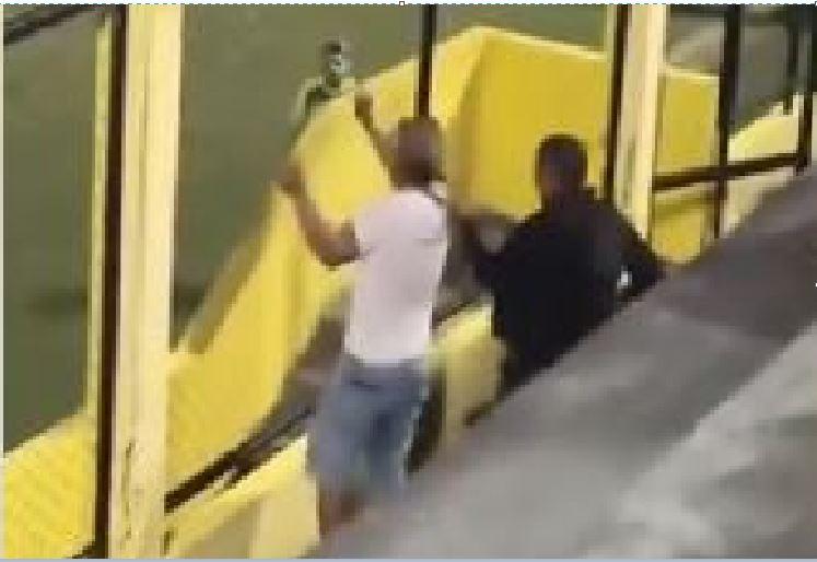 Torcedor é agredido por guarda municipal após reclamar de gol anulado e jogar cone no campo em Mombaça, no interior do Ceará.