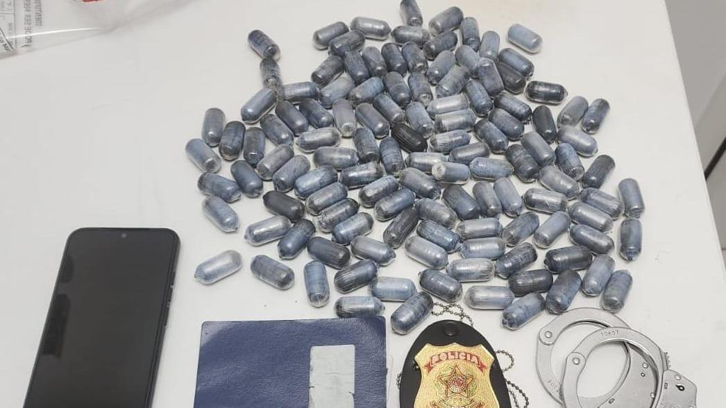 Três pessoas com 100 cápsulas de cocaína no estômago são presas no Aeroporto de Fortaleza pela PF