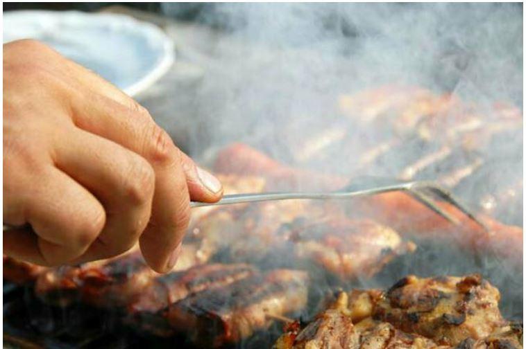 Vizinha de comércio será indenizada em R$ 3 mil por barulho e fumaça de churrasqueira em Fortaleza