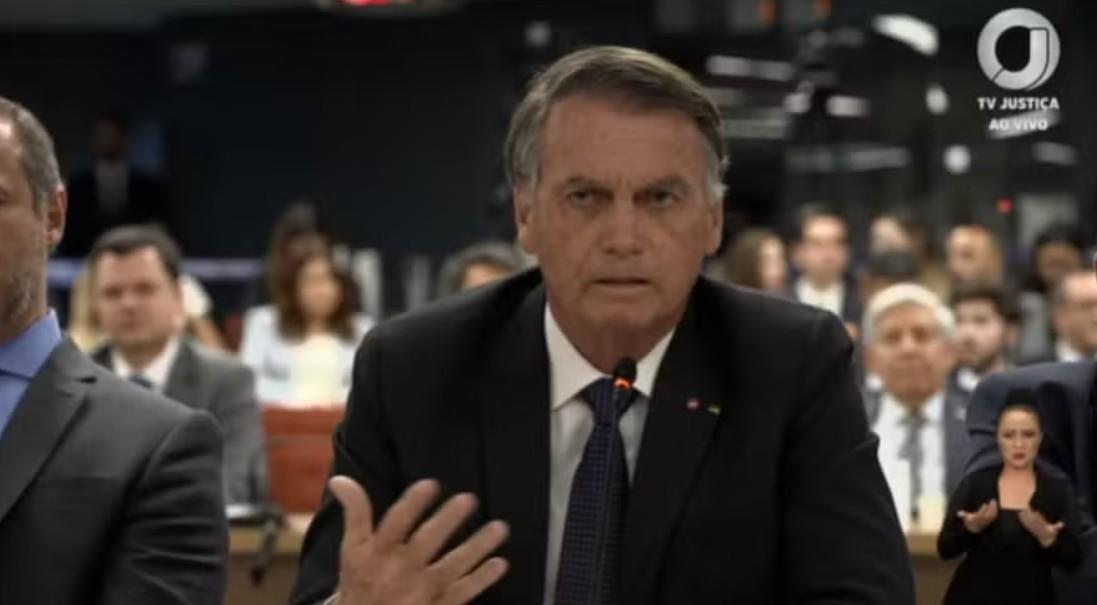 Bolsonaro  chamou de “malucos” apoiadores que pediram intervenção militar