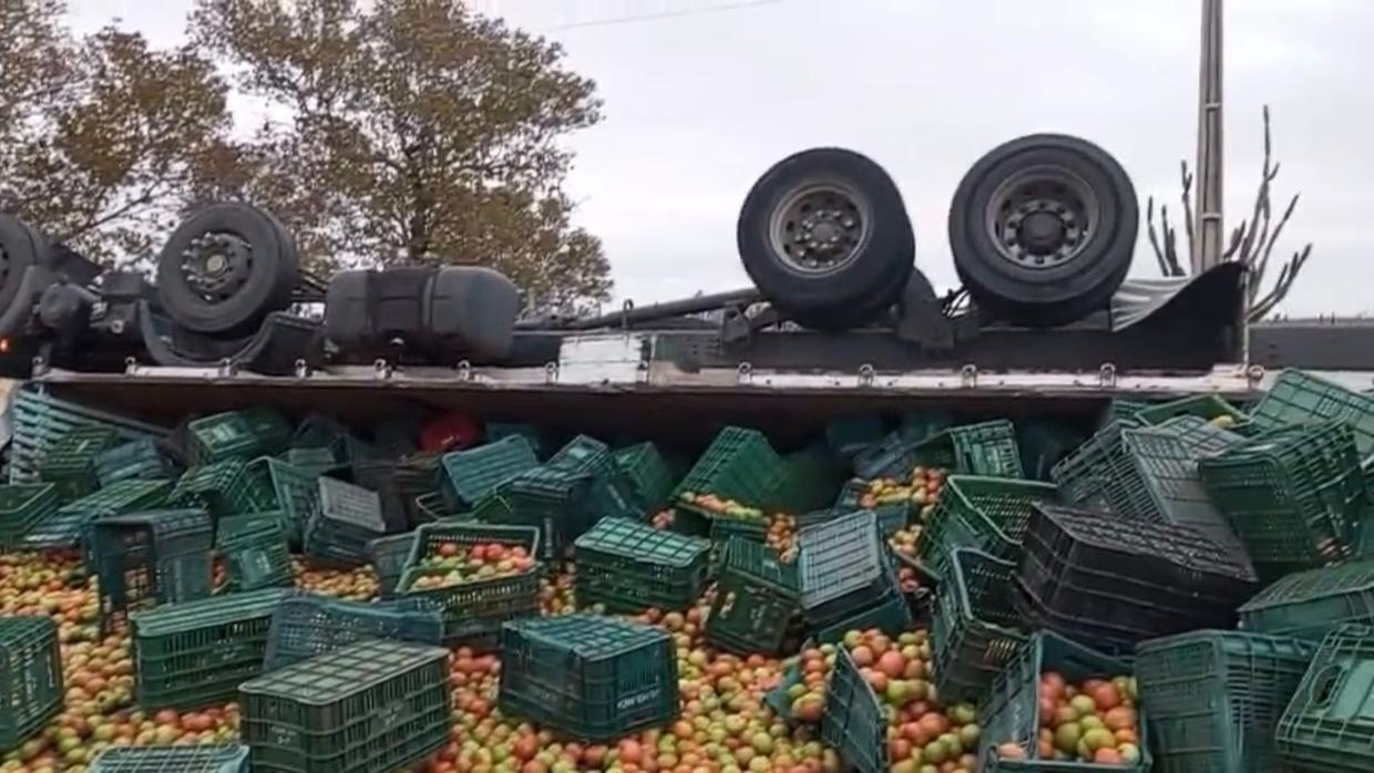 Caminhão com carga de tomate tomba, e motorista morre na CE-138 em  Alto Santo no Interior do Ceará